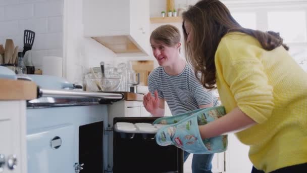 Jovens Downs Síndrome Casal Colocando Cupcakes Caseiros Forno Cozinha Casa — Vídeo de Stock