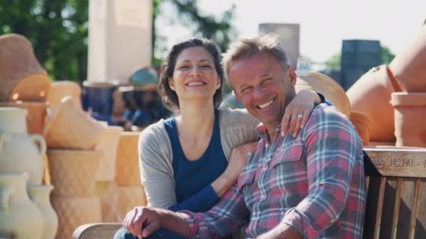 Yetişkin Bir Çiftin Portresi Bankta Oturuyor Bahçeyi Birlikte Gezerken Sarılıyorlar — Stok video