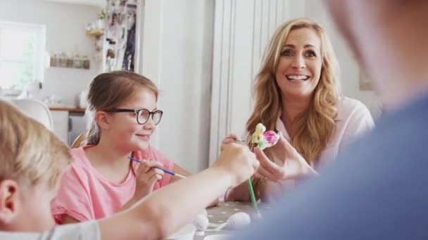 Rodina Sedí Kuchyňského Stolu Rodiči Kteří Pomáhají Dětem Malovat Velikonoční — Stock video