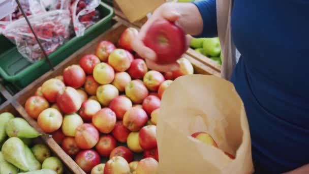 Primer Plano Mujer Madura Que Compra Manzanas Orgánicas Frescas Tienda — Vídeo de stock