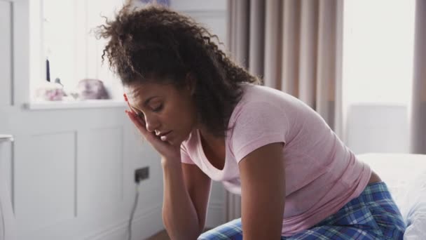 Vrouw Lijden Met Depressie Zitten Het Einde Van Bed Met — Stockvideo