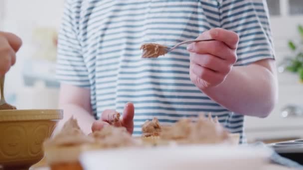 Síndrome Young Downs Pareja Horneando Cocina Casa Decorando Cupcakes Con — Vídeos de Stock