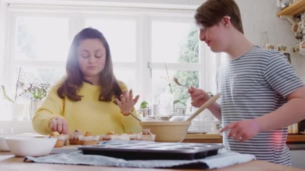 Jeune Couple Downs Syndrome Cuisson Dans Cuisine Maison Décoration Cupcakes — Video