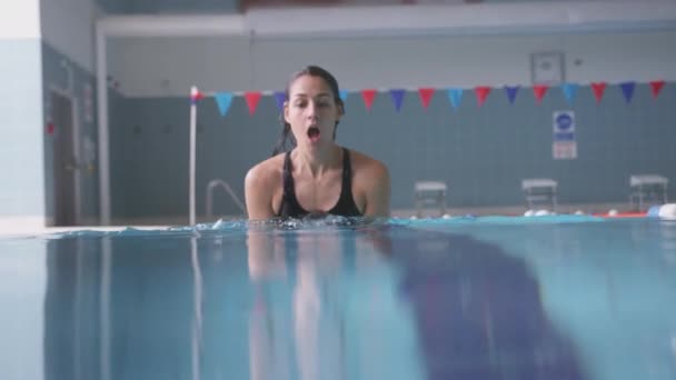 Onderwater Shot Van Vrouw Zwemmen Overdekt Zwembad Shot Slow Motion — Stockvideo