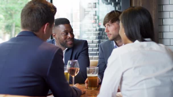 Grupo Colegas Negocios Reunidos Para Bebidas Después Del Trabajo Bar — Vídeos de Stock