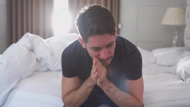 Чоловік Який Страждає Депресією Сидить Боці Ліжка Головою Руках Знімається — стокове відео