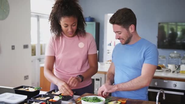 Ζευγάρι Φορώντας Ρούχα Γυμναστικής Προετοιμασία Παρτίδα Υγιεινά Γεύματα Στην Κουζίνα — Αρχείο Βίντεο