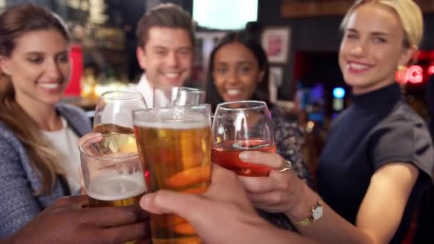 Standpuntfoto Van Zakenvrienden Die Samen Een Toast Uitbrengen Bar Geschoten — Stockvideo