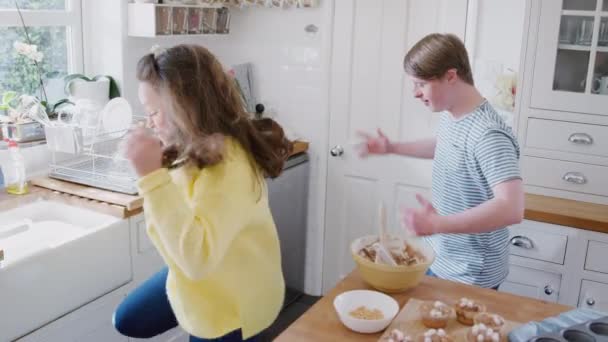 Síndrome Young Downs Pareja Bailando Cocina Casa Mientras Decoran Cupcakes — Vídeos de Stock