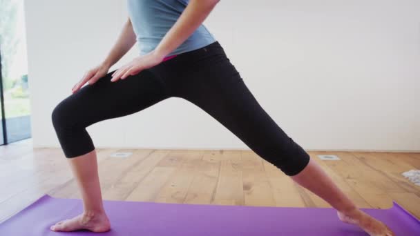 Kamera Genç Bir Kadının Yoga Yaptığını Gösteriyor Evdeki Ahşap Döşemeli — Stok video