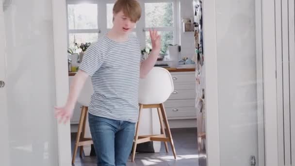 Mann Mit Syndrom Hat Spaß Beim Tanzen Hause Zeitlupe Gedreht — Stockvideo