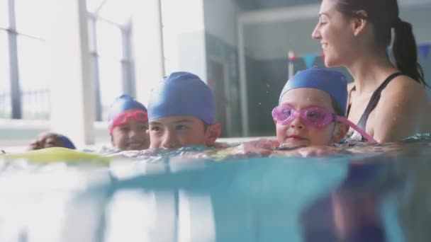 Trainerin Wasser Gibt Kindern Schwimmunterricht Hallenbad Schuss Zeitlupe — Stockvideo