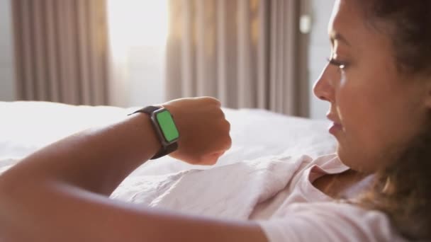 Vrouw Liggend Bed Kijkend Naar Scherm Van Smart Watch Geschoten — Stockvideo