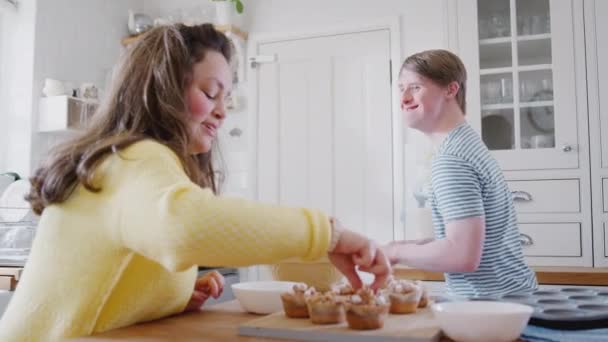 Evdeki Mutfakta Dans Eden Genç Downs Sendromu Çifti Kapkekleri Krema — Stok video