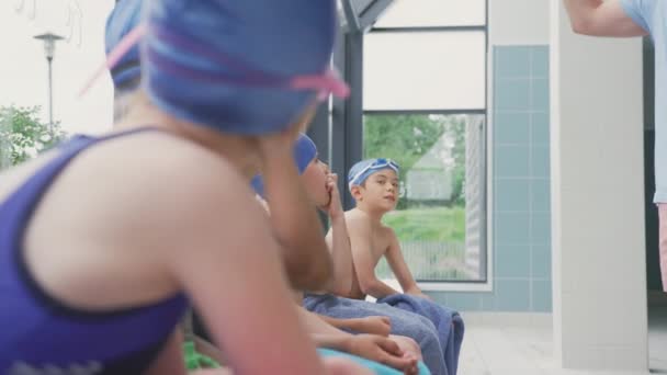 Groep Kinderen Bij Het Zwembad Krijgt Briefing Door Mannelijke Coach — Stockvideo