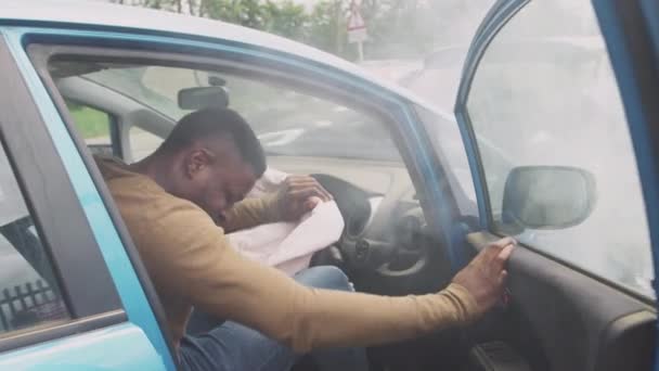 Conductor Masculino Saliendo Del Coche Después Accidente Que Sufre Lesión — Vídeos de Stock