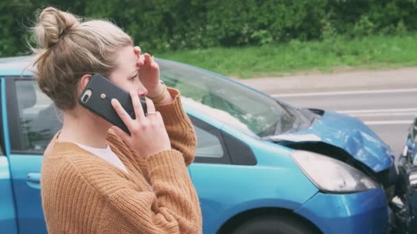 道路交通事故に巻き込まれた女性の背面図携帯電話で自動車保険会社を呼び出します スローモーションで撮影 — ストック動画