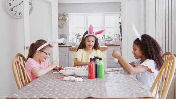 Grupo Meninas Sentadas Redor Mesa Cozinha Vestindo Orelhas Coelho Decorando — Vídeo de Stock