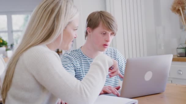 Jongeman Met Het Syndroom Van Downs Werkt Met Vrouwelijke Huisonderwijzer — Stockvideo