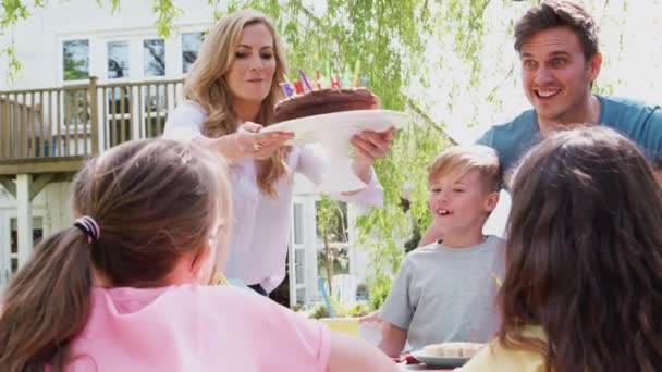 Niño Celebrando Cumpleaños Disfrutando Una Fiesta Aire Libre Jardín Con — Vídeo de stock