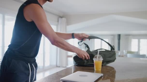 Jovem Casa Baixando Dados Saúde Smartwatch Para Laptop Após Exercício — Vídeo de Stock