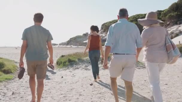 Rückansicht Einer Mehrgenerationenfamilie Urlaub Auf Sandigem Weg Zum Strand Aufgenommen — Stockvideo