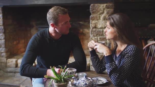 Paar Sitzt Traditionellem Englischen Urlaubshotel Tisch Und Trinkt Tee Aufgenommen — Stockvideo