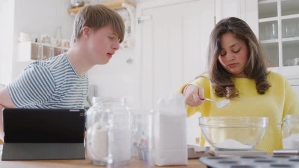 Молодые Даунс Синдром Пара Кухне Дома Рецепту Цифровой Планшет Измерения — стоковое видео