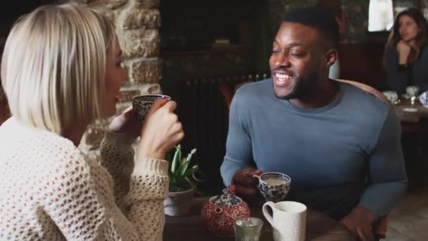 Masada Oturan Geleneksel Ngiliz Tatil Otelinde Çay Içen Çiftin Yakın — Stok video