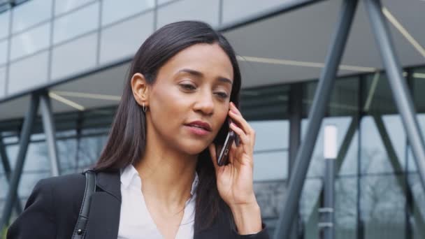 Zakenvrouw Praten Mobiele Telefoon Als Loopt Langs Kantoor Gebouw Pendelen — Stockvideo