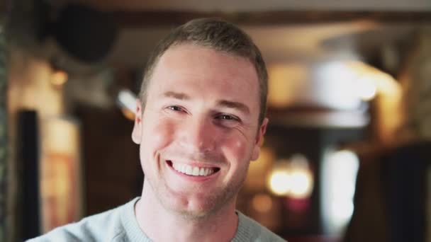 Retrato Recepcionista Masculino Sonriente Trabajando Check Del Hotel Filmado Cámara — Vídeo de stock