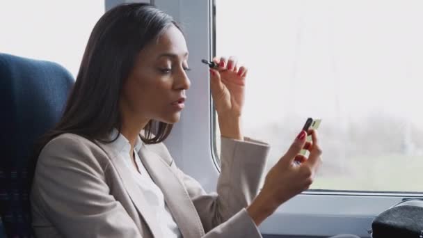 Businesswoman Sedí Vlaku Dojíždění Práce Uvedení Make Pomocí Mobilního Telefonu — Stock video