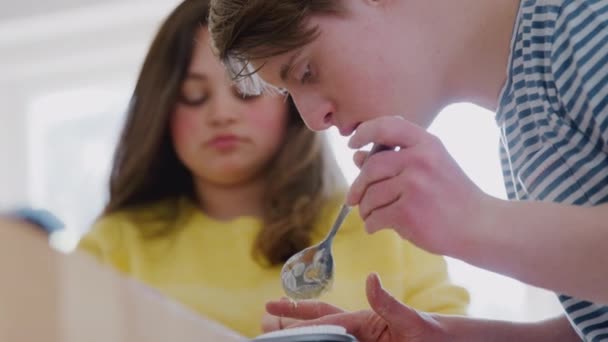 Young Downs Szindróma Pár Sütés Konyhában Otthon Üzembe Keverék Cupcake — Stock videók