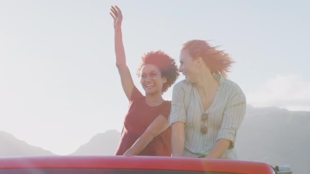 Due Amiche Piedi Sul Retro Auto Cielo Aperto Parcheggiata Riva — Video Stock