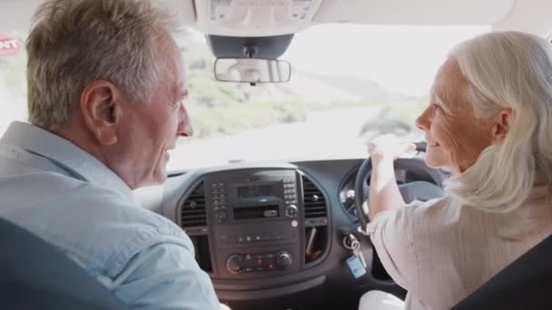 Ver Interior Del Coche Como Pareja Ancianos Conducir Destino Vacaciones — Vídeo de stock