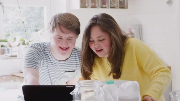Jonge Downs Syndroom Paar Keuken Thuis Volgens Recept Digitale Tablet — Stockvideo