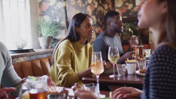 Les Gens Mangent Boivent Dans Restaurant Occupé Tourné Ralenti — Video