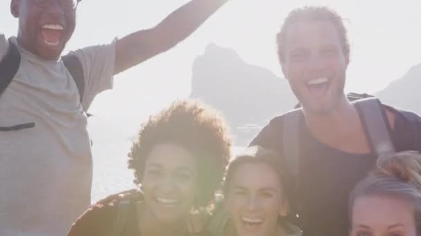 Portret Van Een Groep Jonge Vrienden Een Wandeling Staande Kliffen — Stockvideo