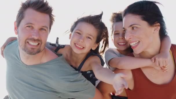 Faixas Câmera Através Rostos Família Carregando Crianças Costas Férias Praia — Vídeo de Stock