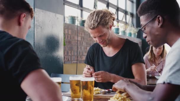 Groep Jonge Mannelijke Vrienden Ontmoeten Elkaar Restaurant Bar Voor Maaltijd — Stockvideo