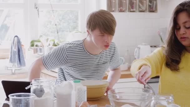 Jovens Downs Síndrome Casal Cozinha Casa Seguindo Receita Comprimido Digital — Vídeo de Stock