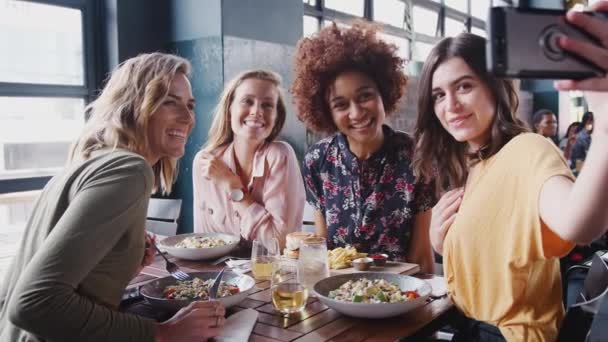 Vier Vrouwelijke Vrienden Zitten Rond Restaurant Tafel Poseren Voor Selfie — Stockvideo