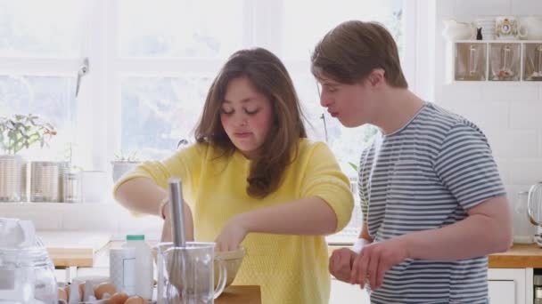 Jonge Downs Syndroom Paar Keuken Thuis Mengen Ingrediënten Kom Met — Stockvideo