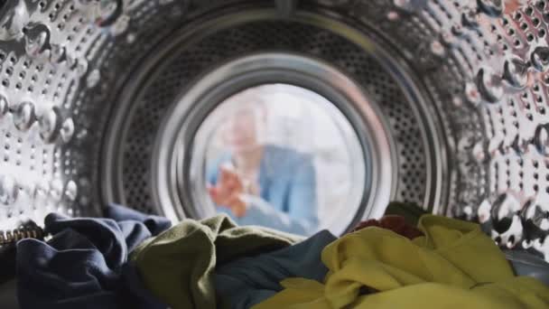 Uitzicht Van Binnenuit Wasmachine Als Vrouw Opent Deur Haalt Wasgoed — Stockvideo