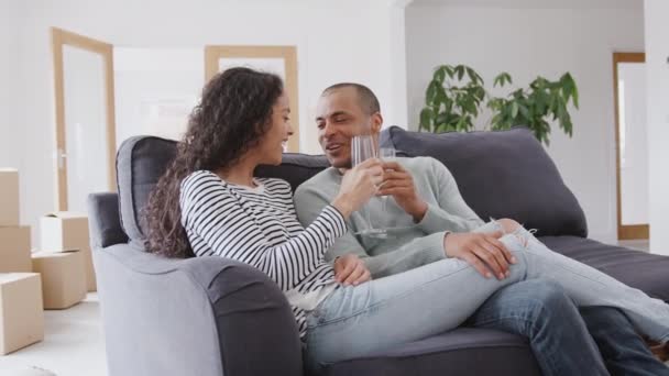 夫妻俩一起坐在沙发上 喝着香槟酒庆祝新家 动作缓慢 — 图库视频影像