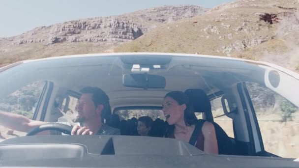 家族が人のキャリアに座って休日の目的地にドライブとして車の外からの眺め スローモーションで撮影 — ストック動画