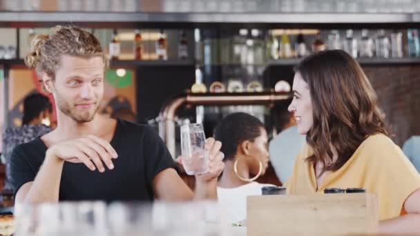 Coppia Appuntamento Mangiare Pasto Parlare Ristorante Occupato Girato Rallentatore — Video Stock