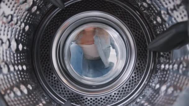 Vista Dall Interno Lavatrice Come Donna Apre Porta Mette Carico — Video Stock