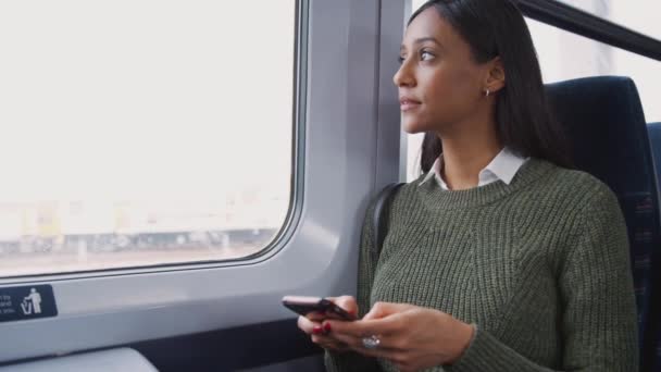 Empresaria Sentada Tren Viajando Trabajo Revisando Mensajes Teléfono Móvil Filmada — Vídeo de stock