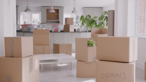 Focus Pulls Foreground Background Empty Room Filled Removal Boxes Moving — Stock Video